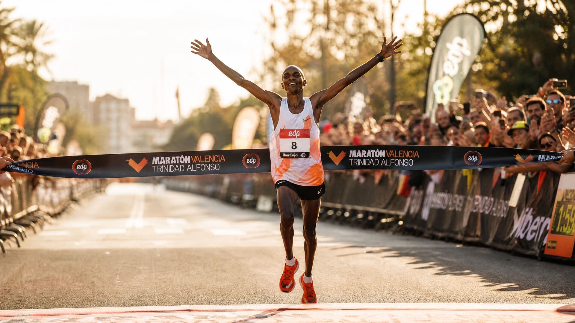 Atleta cruzando a linha de chegada durante uma corrida